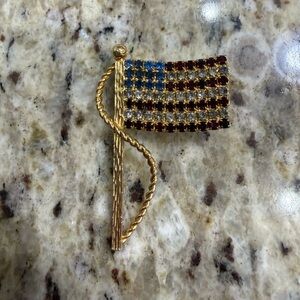 Vintage unsigned Gold Tone Rhinestone Flag Brooch Pin
